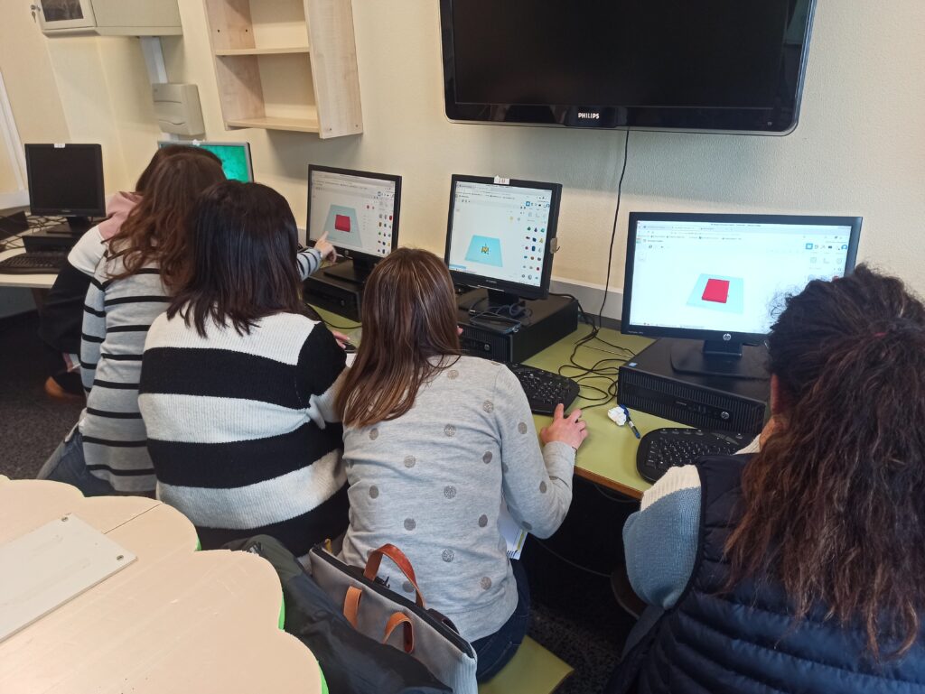 Docentes en los ordenadores modelando en ·d con Tinkercad