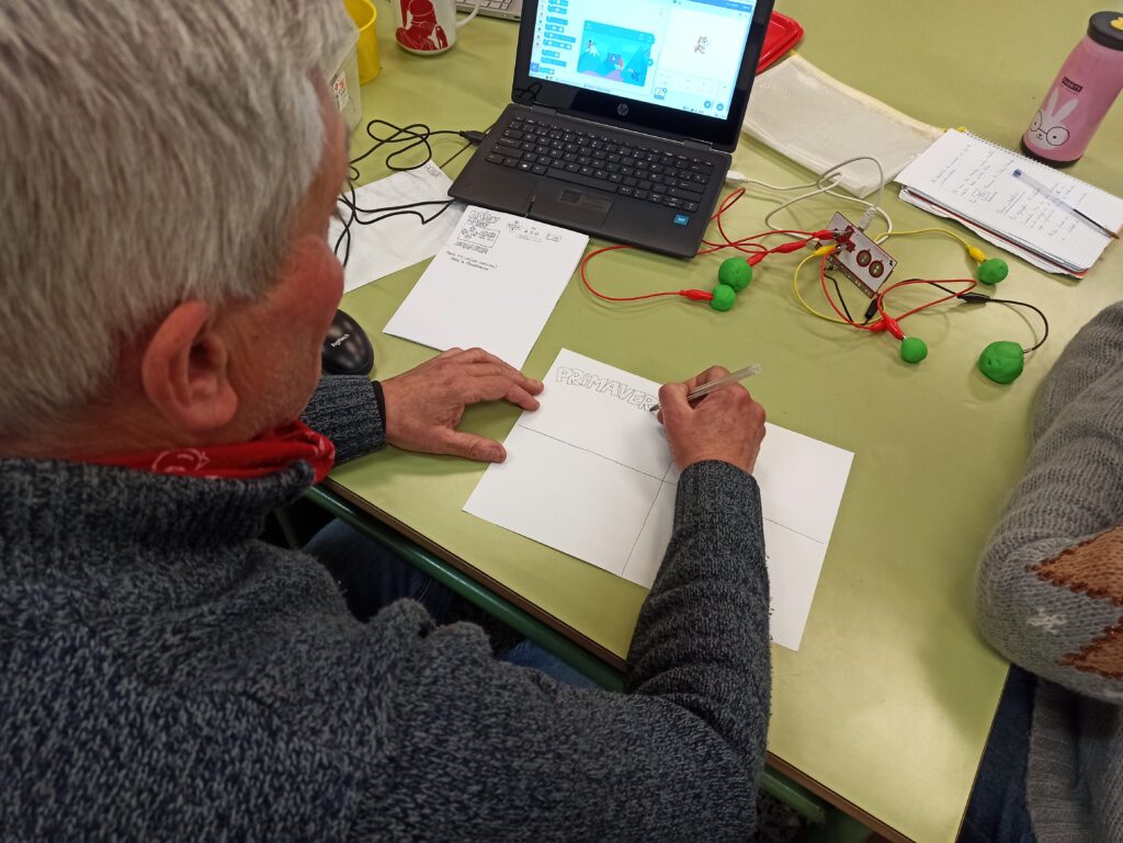 Docente creando un mapa interactivo sobre las estaciones con makey makey.