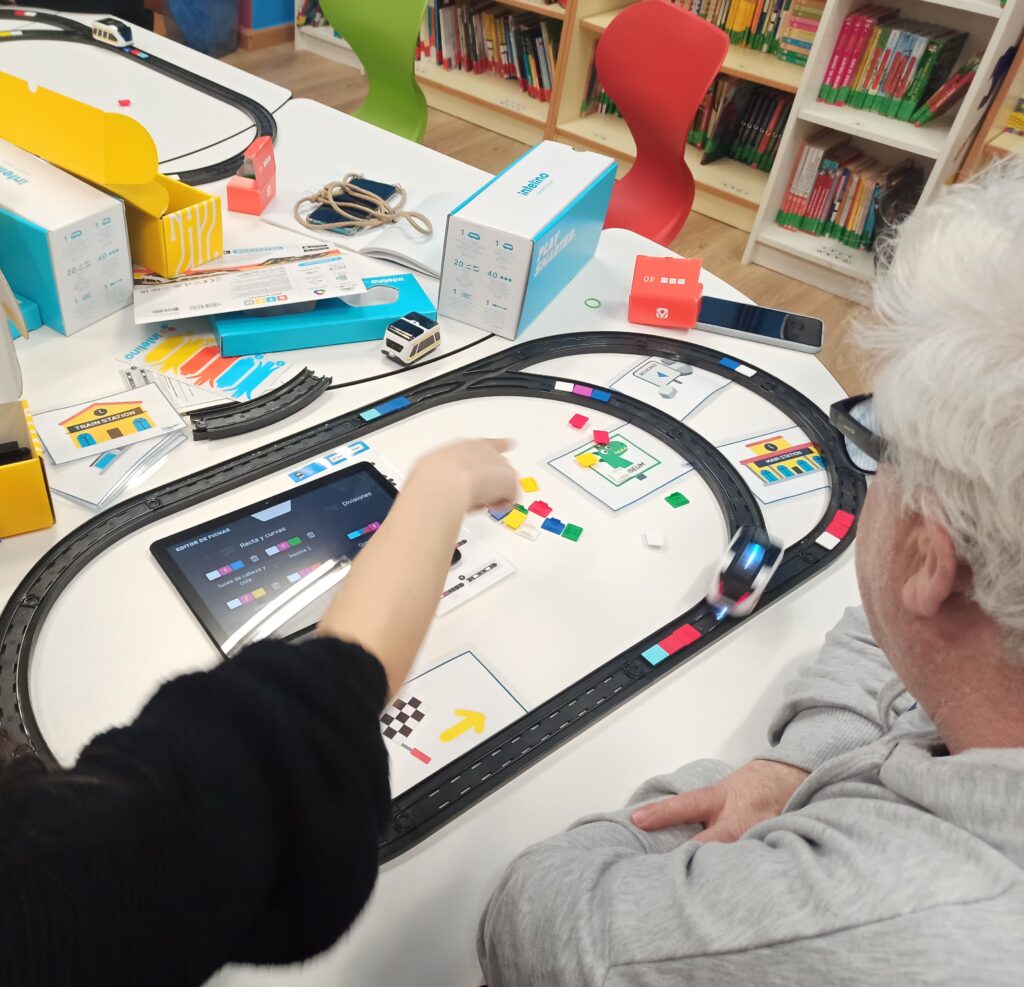 Docentes programando el tren Intelino con fichas de colores