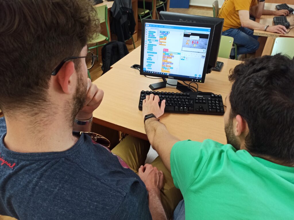 Docentes creando un programa con Scratch.