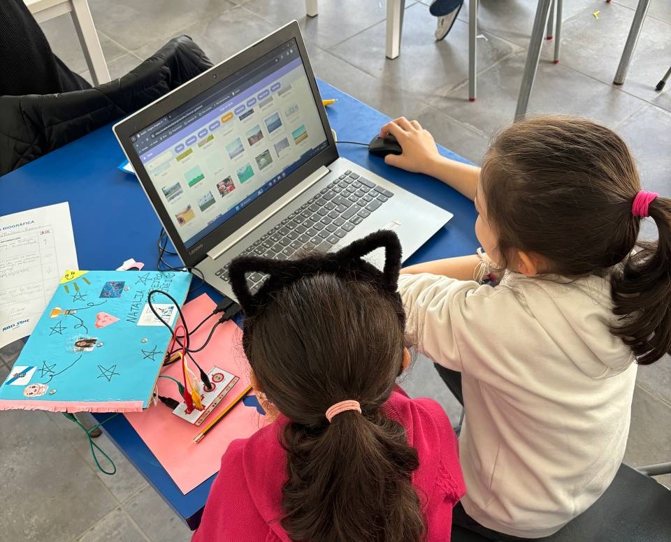 Dos niñas creando un mapa interactivo sobre una mujer con Makey Makey y Scratch.