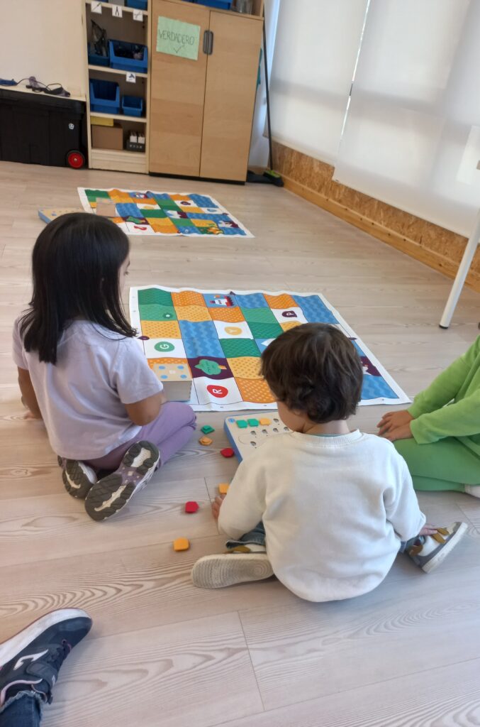 cubetto_viravolta Niños y niñas programando con Cubetto